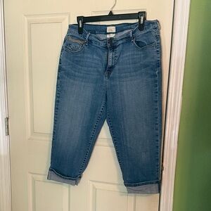 Levi's Mid-Wash Cropped Jeans